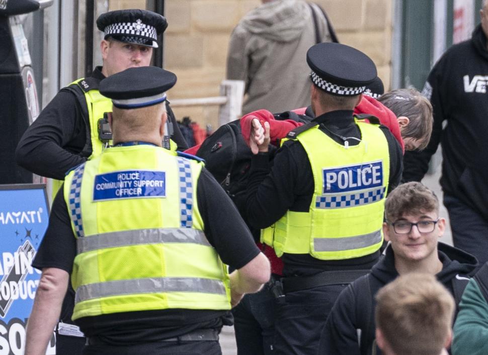 Nigel Farage, părintele Brexit-ului, a fost atacat cu gunoaie de un protestatar furios, în Anglia 907149