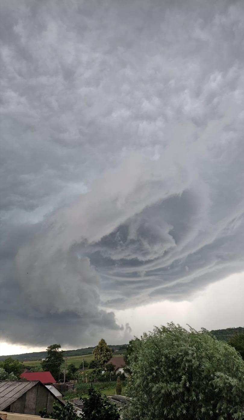 Nori cu aspect de tornadă în județul Suceava. Imagini cu dezastrul lăsat în urmă de Codul roșu de grindină și vijelii 907130