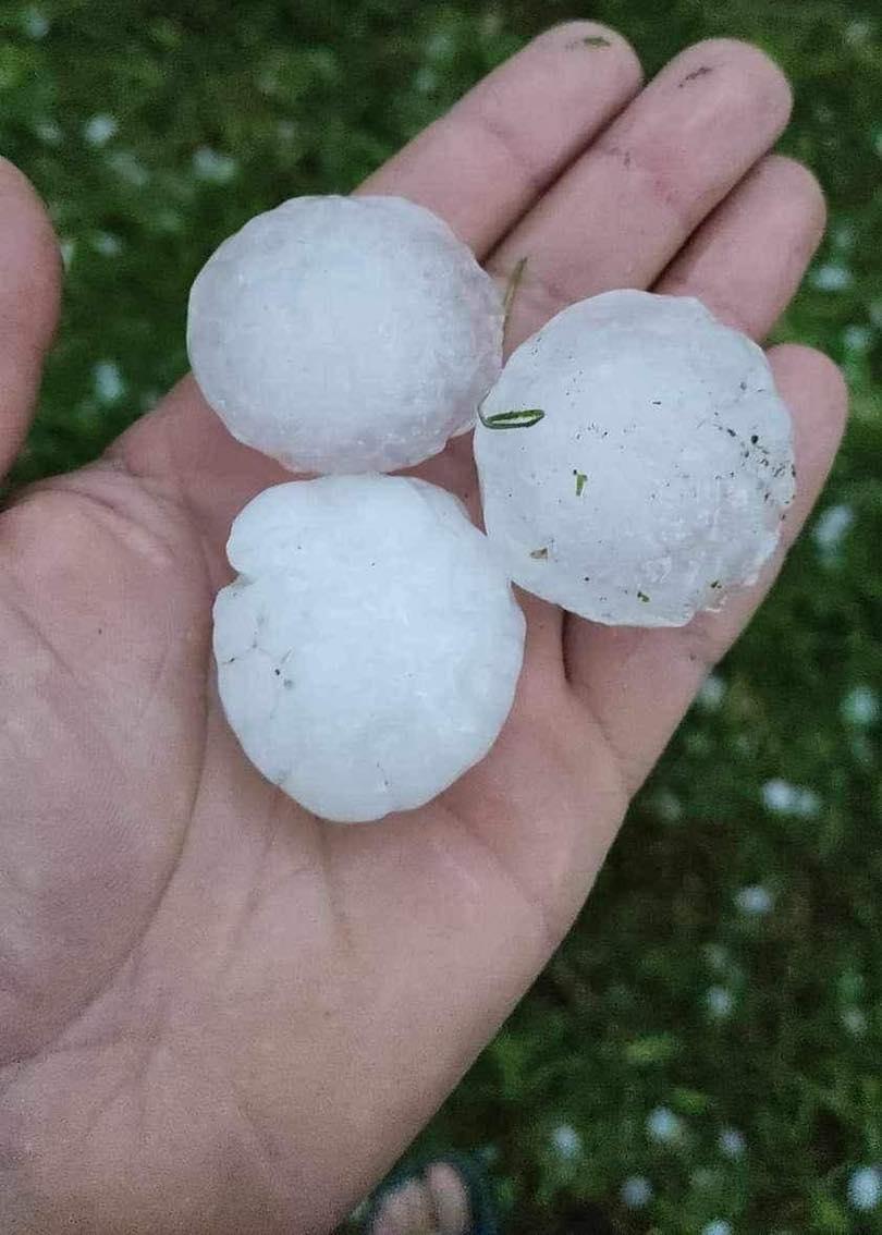 Nori cu aspect de tornadă în județul Suceava. Imagini cu dezastrul lăsat în urmă de Codul roșu de grindină și vijelii 907131