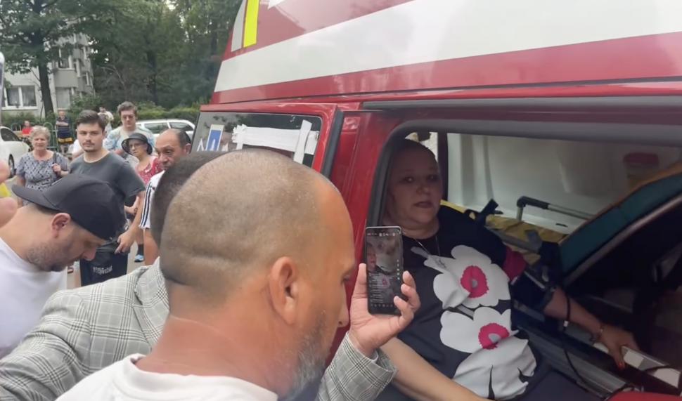 Șoșoacă a făcut scandal și s-a îmbrâncit cu jandarmii, la sediul unde sunt depozitate buletinele de vot. I s-a făcut rău și a chemat salvarea 907179