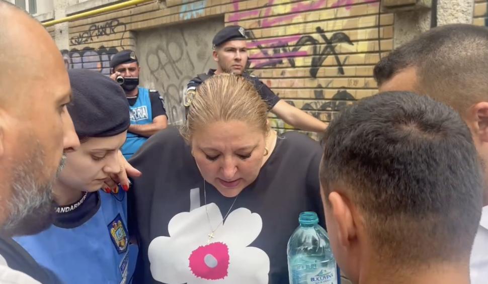 Șoșoacă a făcut scandal și s-a îmbrâncit cu jandarmii, la sediul unde sunt depozitate buletinele de vot. I s-a făcut rău și a chemat salvarea 907181