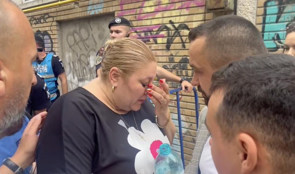 Șoșoacă a făcut scandal și s-a îmbrâncit cu jandarmii, la sediul unde sunt depozitate buletinele de vot. I s-a făcut rău și a chemat salvarea 907182