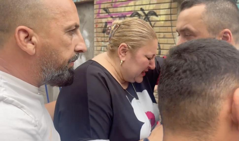 Șoșoacă a făcut scandal și s-a îmbrâncit cu jandarmii, la sediul unde sunt depozitate buletinele de vot. I s-a făcut rău și a chemat salvarea 907184