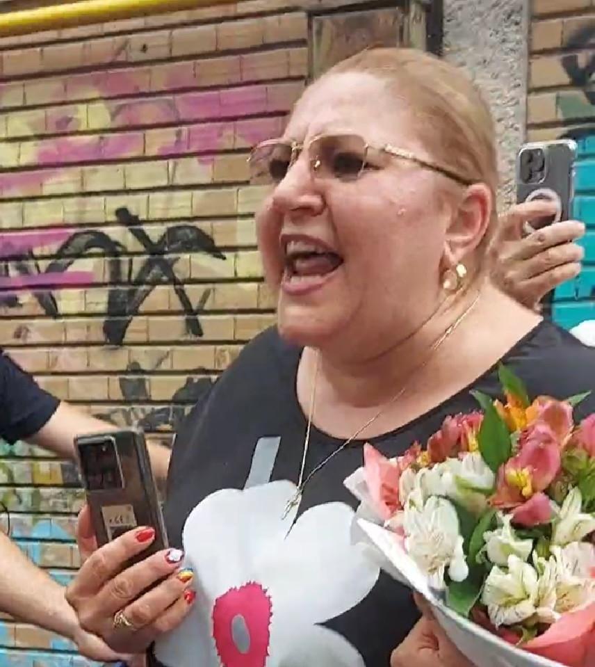 Șoșoacă a făcut scandal și s-a îmbrâncit cu jandarmii, la sediul unde sunt depozitate buletinele de vot. I s-a făcut rău și a chemat salvarea 907185