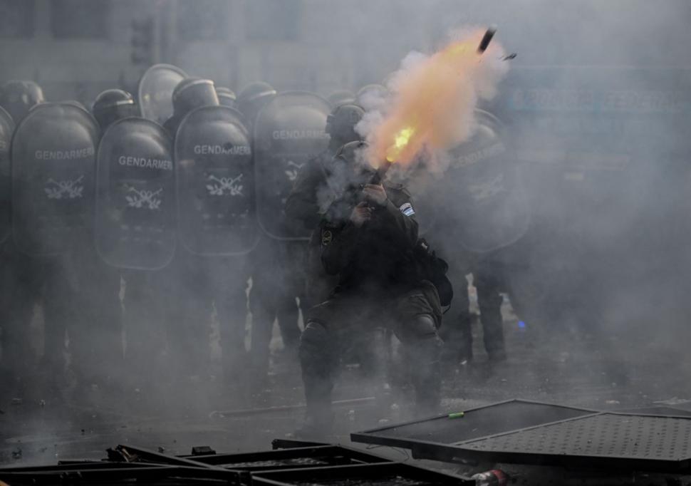 Haos în Argentina: protestatarii anti-austeritate s-au bătut cu poliția și au incendiat mașini la Buenos Aires. Președintele Milei i-a numit "teroriști" 907300