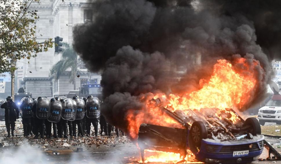 Haos în Argentina: protestatarii anti-austeritate s-au bătut cu poliția și au incendiat mașini la Buenos Aires. Președintele Milei i-a numit "teroriști" 907301