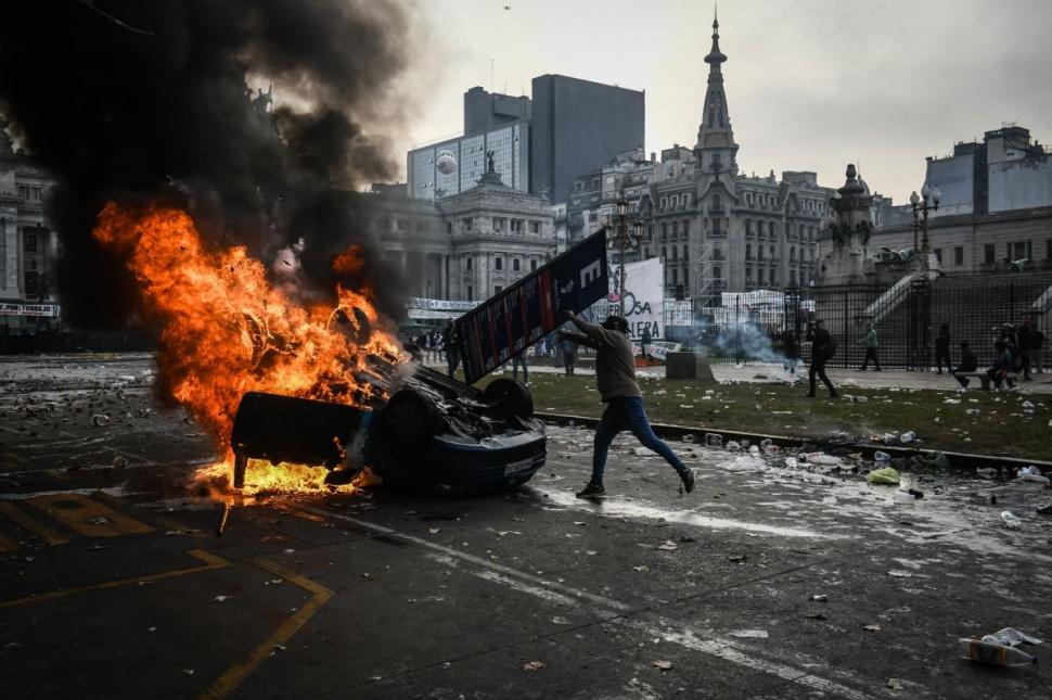 Haos în Argentina: protestatarii anti-austeritate s-au bătut cu poliția și au incendiat mașini la Buenos Aires. Președintele Milei i-a numit "teroriști" 907302