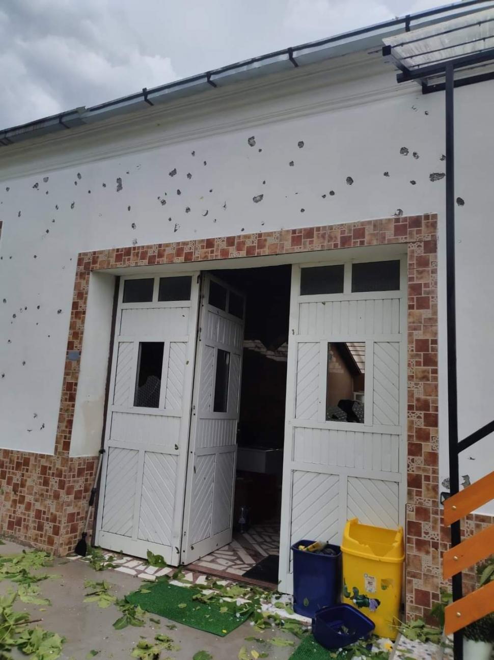 Imagini cu dezastrul lăsat în urmă de codul roşu de vijelii. Au fost rafale de peste 100 de km/h. Zeci de acoperişuri smulse şi maşini avariate 907449