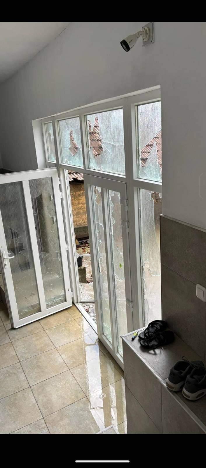 Imagini cu dezastrul lăsat în urmă de codul roşu de vijelii. Au fost rafale de peste 100 de km/h. Zeci de acoperişuri smulse şi maşini avariate 907451