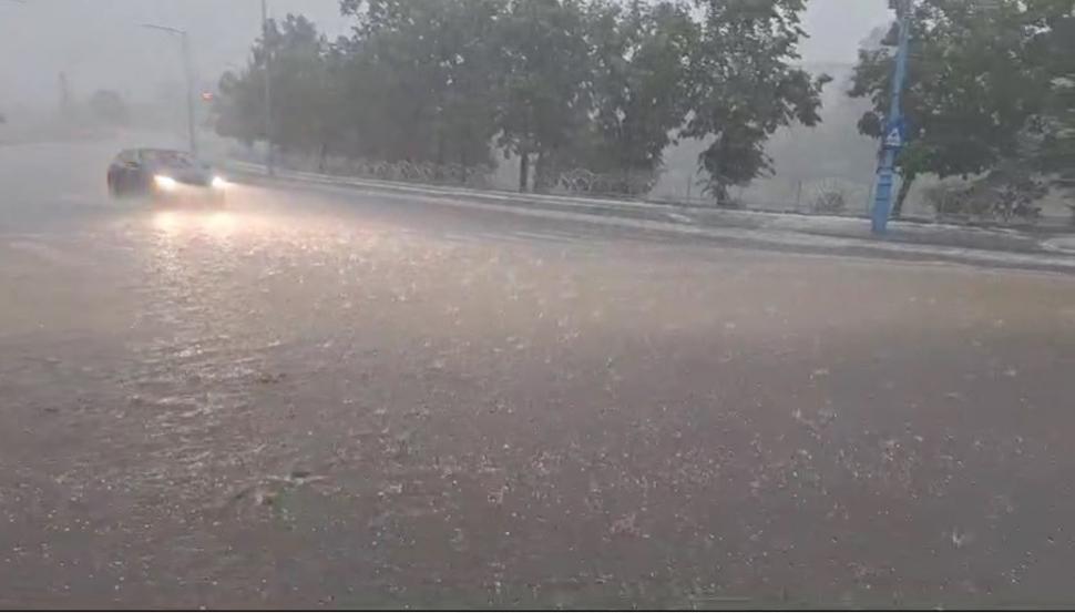 Imagini cu dezastrul lăsat în urmă de codul roşu de vijelii. Au fost rafale de peste 100 de km/h. Zeci de acoperişuri smulse şi maşini avariate 907452