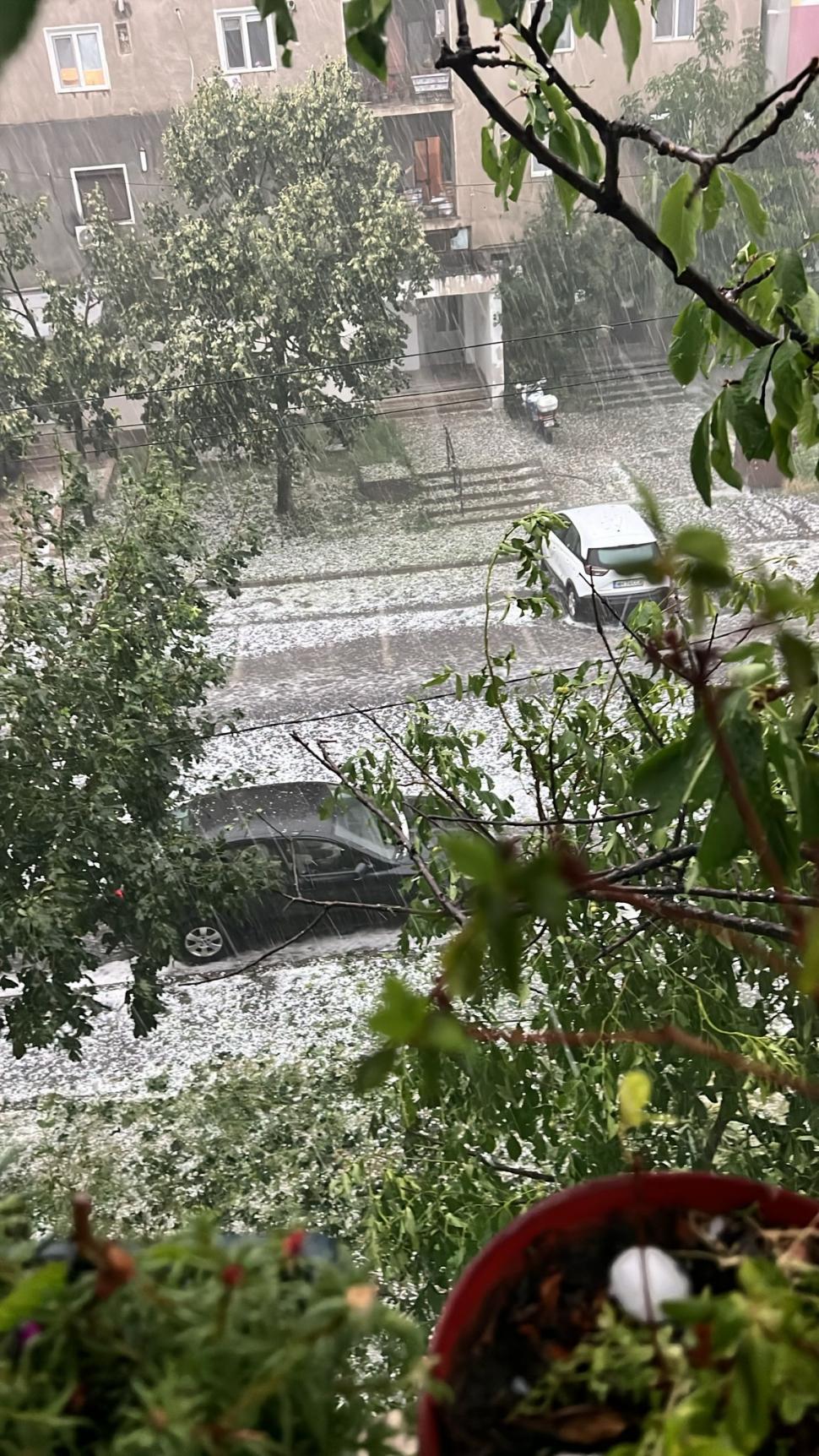 Imagini cu dezastrul lăsat în urmă de codul roşu de vijelii. Au fost rafale de peste 100 de km/h. Zeci de acoperişuri smulse şi maşini avariate 907455