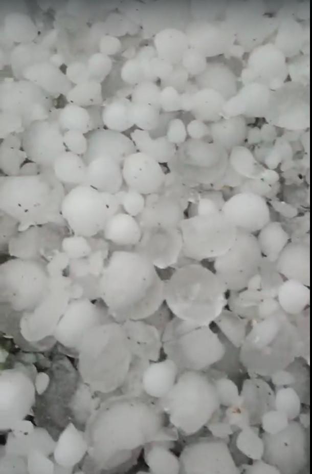 Imagini cu dezastrul lăsat în urmă de codul roşu de vijelii. Au fost rafale de peste 100 de km/h. Zeci de acoperişuri smulse şi maşini avariate 907460