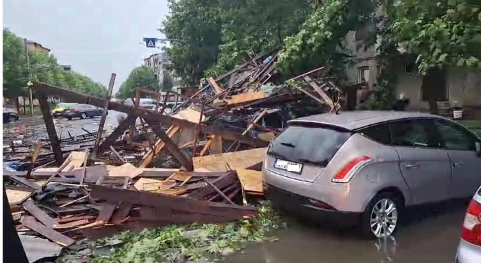 Imagini cu dezastrul lăsat în urmă de codul roşu de vijelii. Au fost rafale de peste 100 de km/h. Zeci de acoperişuri smulse şi maşini avariate 907461
