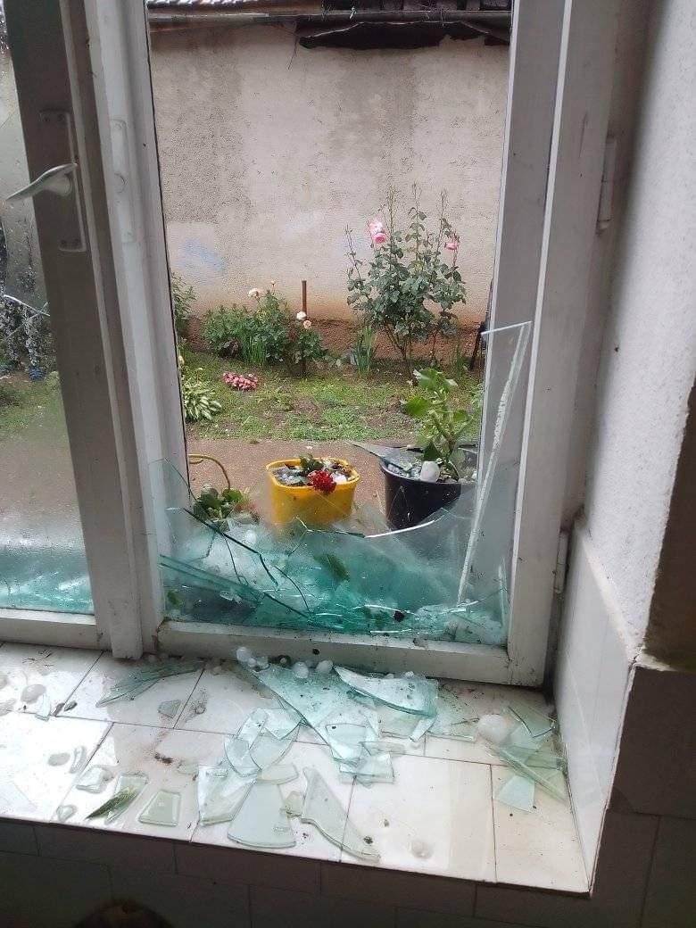 Imagini cu dezastrul lăsat în urmă de codul roşu de vijelii. Au fost rafale de peste 100 de km/h. Zeci de acoperişuri smulse şi maşini avariate 907467