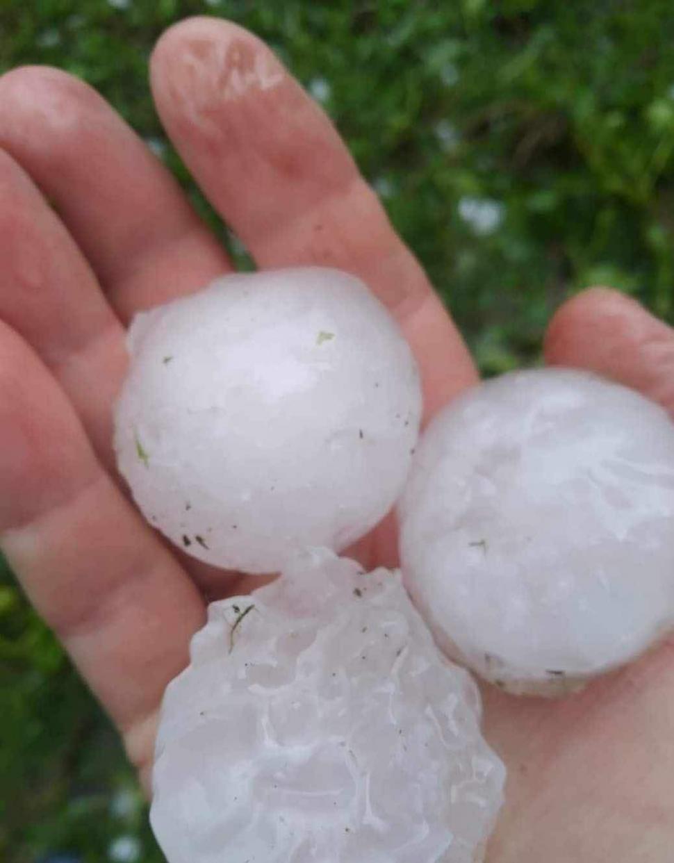 Imagini cu dezastrul lăsat în urmă de codul roşu de vijelii. Au fost rafale de peste 100 de km/h. Zeci de acoperişuri smulse şi maşini avariate 907468