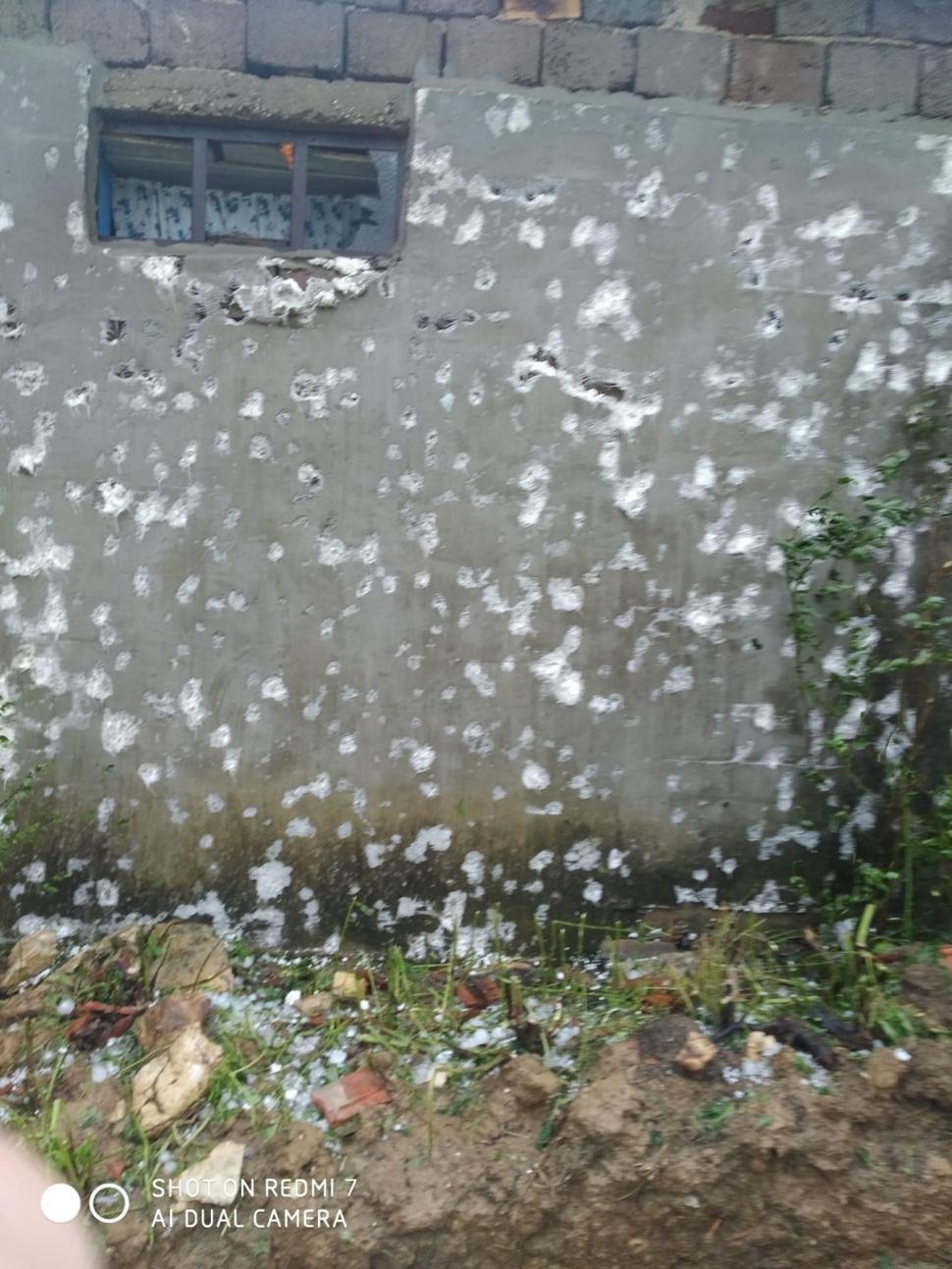 Imagini cu dezastrul lăsat în urmă de codul roşu de vijelii. Au fost rafale de peste 100 de km/h. Zeci de acoperişuri smulse şi maşini avariate 907469