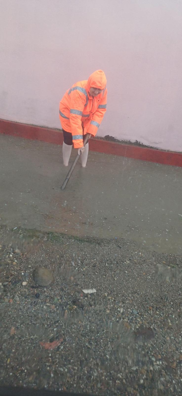 Imagini cu dezastrul lăsat în urmă de codul roşu de vijelii. Au fost rafale de peste 100 de km/h. Zeci de acoperişuri smulse şi maşini avariate 907472