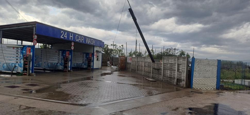 Imagini cu dezastrul lăsat în urmă de codul roşu de vijelii. Au fost rafale de peste 100 de km/h. Zeci de acoperişuri smulse şi maşini avariate 907473