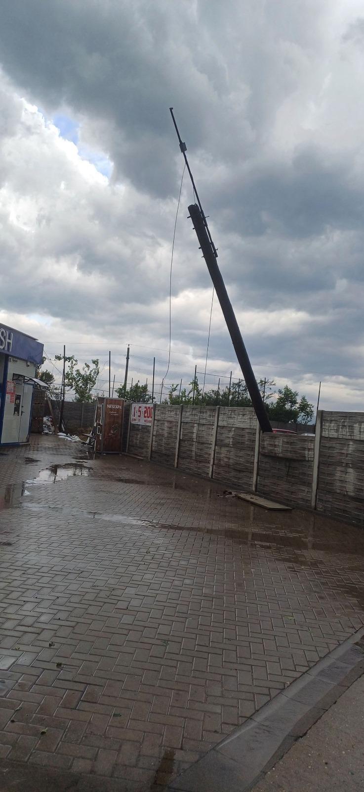 Imagini cu dezastrul lăsat în urmă de codul roşu de vijelii. Au fost rafale de peste 100 de km/h. Zeci de acoperişuri smulse şi maşini avariate 907474