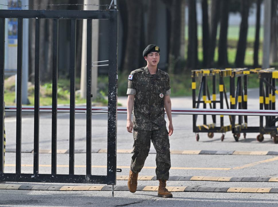 Jin de la BTS a terminat armata. Starul K-pop din Coreea de Sud va îmbrățișa 1.000 de fani 907285