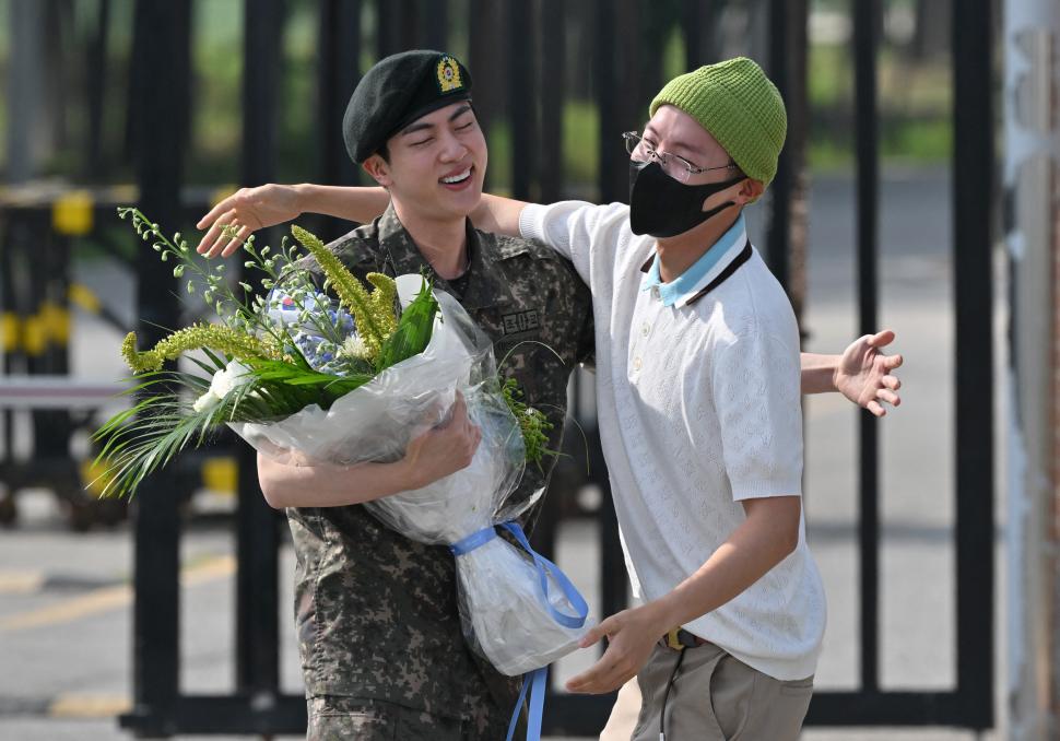 Jin de la BTS a terminat armata. Starul K-pop din Coreea de Sud va îmbrățișa 1.000 de fani 907287