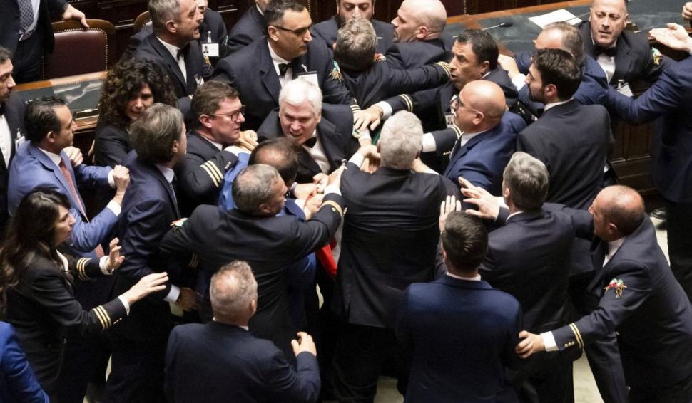 Zeci de deputați de guvernământ au sărit să-l bată pe un parlamentar din opoziție, în Italia. Acesta a plecat acasă în scaun cu rotile 907405