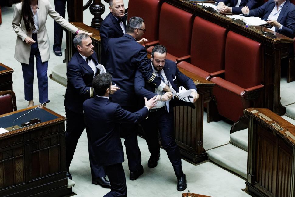 Zeci de deputați de guvernământ au sărit să-l bată pe un parlamentar din opoziție, în Italia. Acesta a plecat acasă în scaun cu rotile 907406