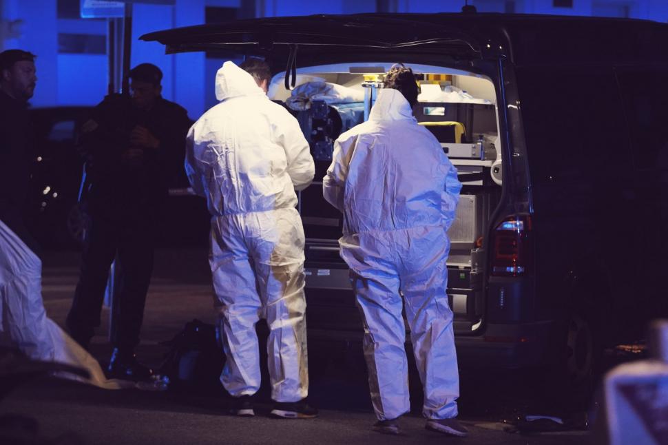 Un român a fost împușcat și ucis de polițiștii din Viena, după ce i-a atacat cu un topor 907353