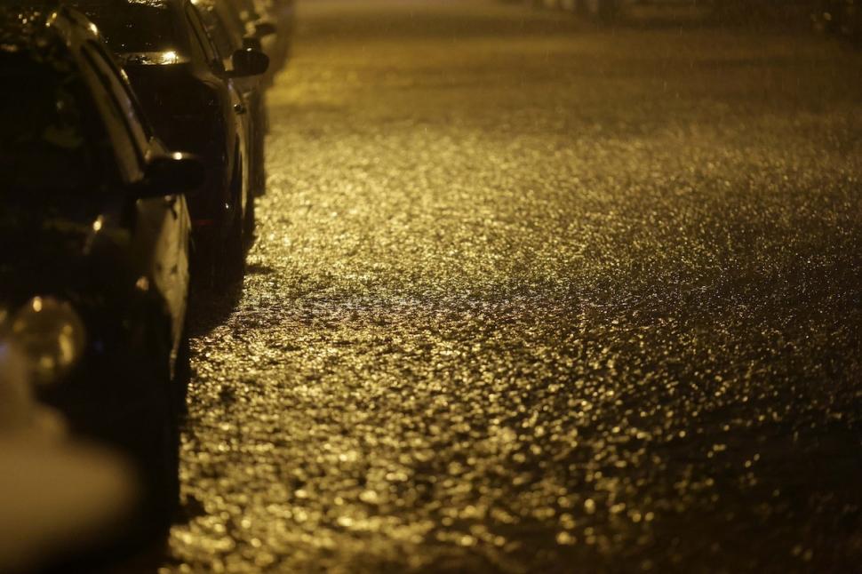 Haos în țară după furtuna de seara trecută. Case distruse, oameni blocați în mașini și cobaci doborâți de vânt 907536