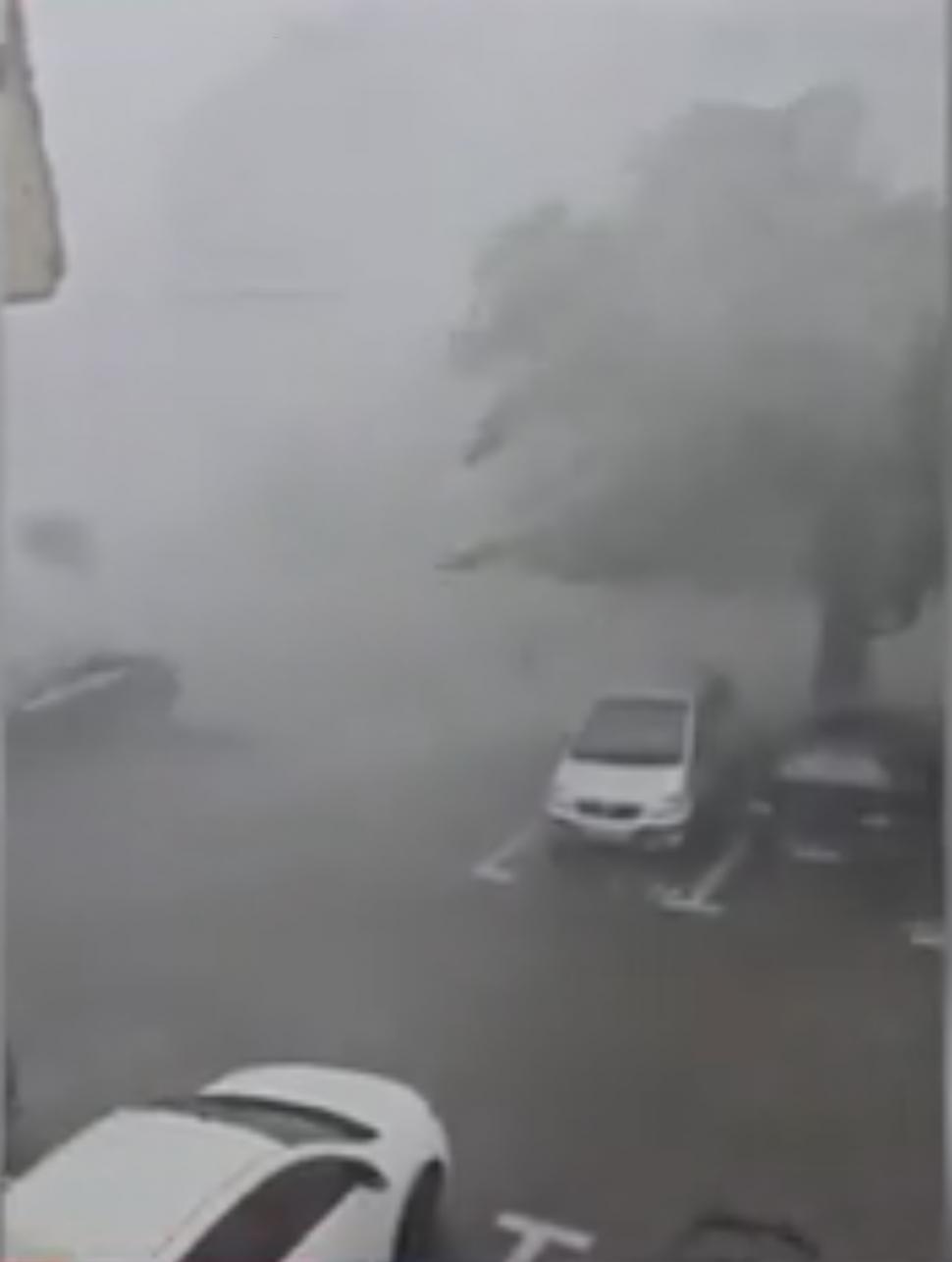 Haos în țară după furtuna de seara trecută. Case distruse, oameni blocați în mașini și cobaci doborâți de vânt 907540