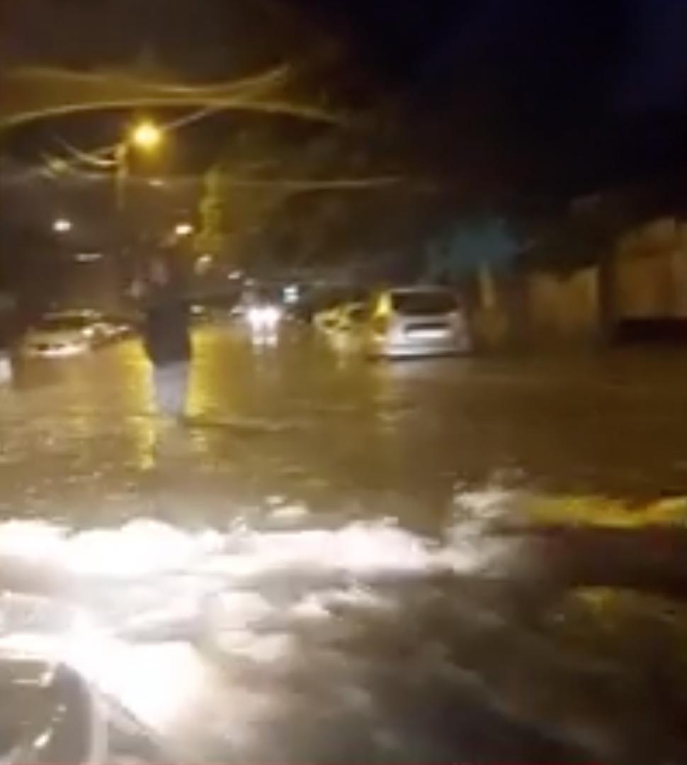 Haos în țară după furtuna de seara trecută. Case distruse, oameni blocați în mașini și cobaci doborâți de vânt 907541