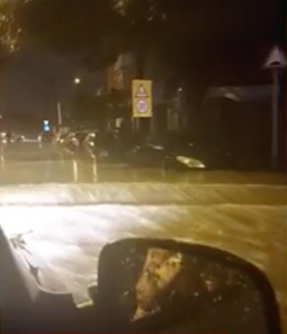 Haos în țară după furtuna de seara trecută. Case distruse, oameni blocați în mașini și cobaci doborâți de vânt 907542