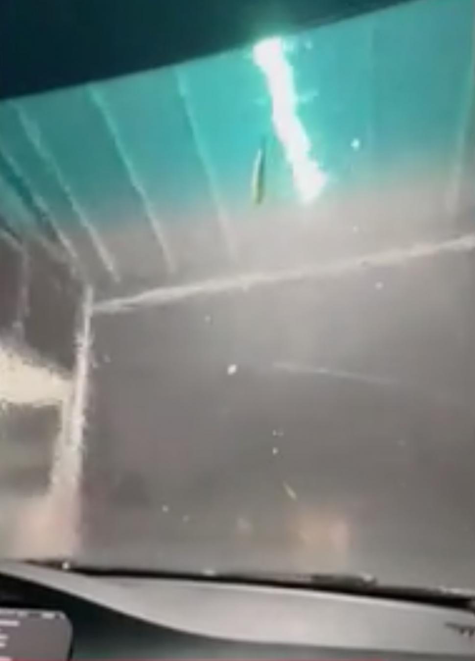 Haos în țară după furtuna de seara trecută. Case distruse, oameni blocați în mașini și cobaci doborâți de vânt 907544