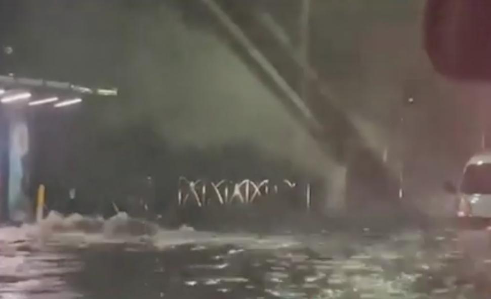 Haos în țară după furtuna de seara trecută. Case distruse, oameni blocați în mașini și cobaci doborâți de vânt 907545