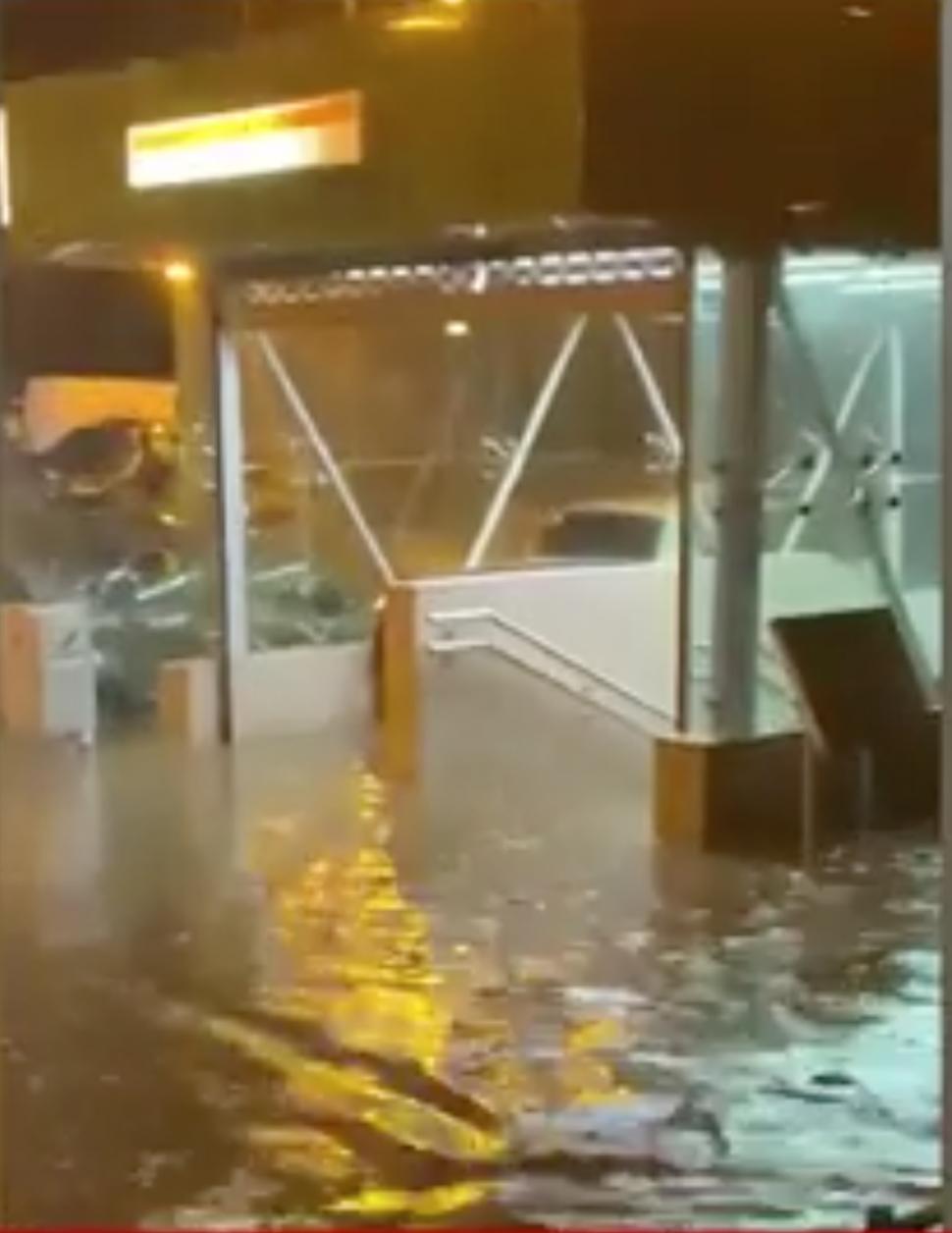 Haos în țară după furtuna de seara trecută. Case distruse, oameni blocați în mașini și cobaci doborâți de vânt 907546