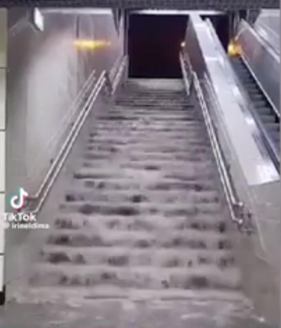 Haos în țară după furtuna de seara trecută. Case distruse, oameni blocați în mașini și cobaci doborâți de vânt 907547