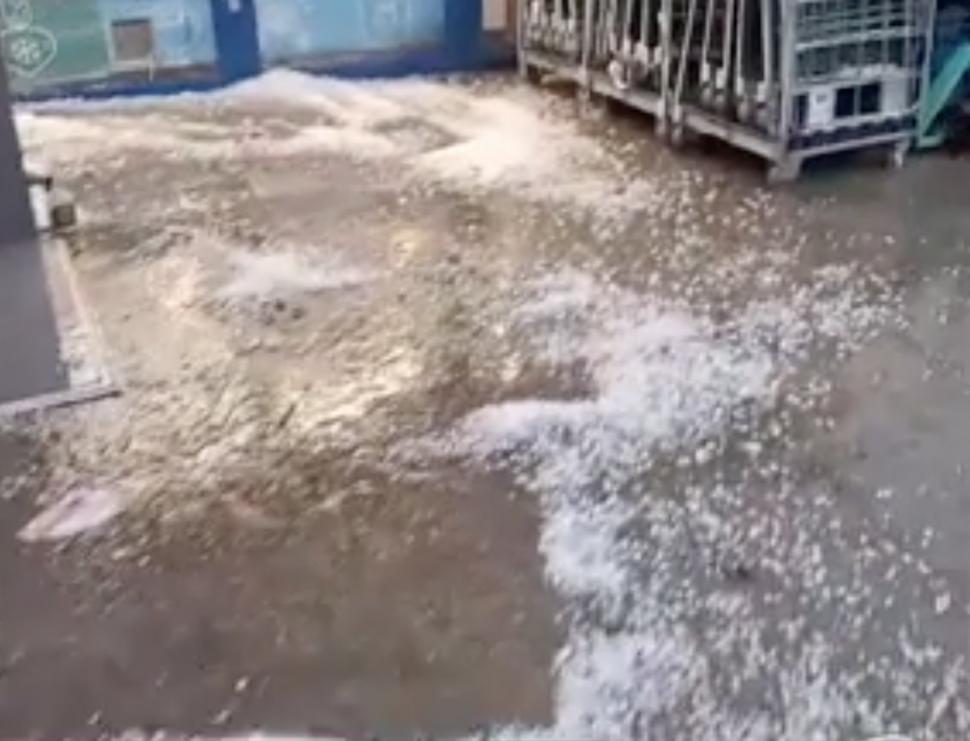 Haos în țară după furtuna de seara trecută. Case distruse, oameni blocați în mașini și cobaci doborâți de vânt 907549