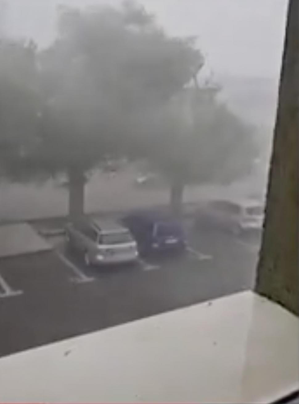 Haos în țară după furtuna de seara trecută. Case distruse, oameni blocați în mașini și cobaci doborâți de vânt 907550