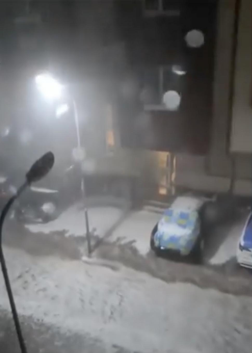 Prăpăd în Capitală, după urgia de noaptea trecută. Copaci rupți, acoperișuri smulse, iar străzile s-au transformat în râuri 907502