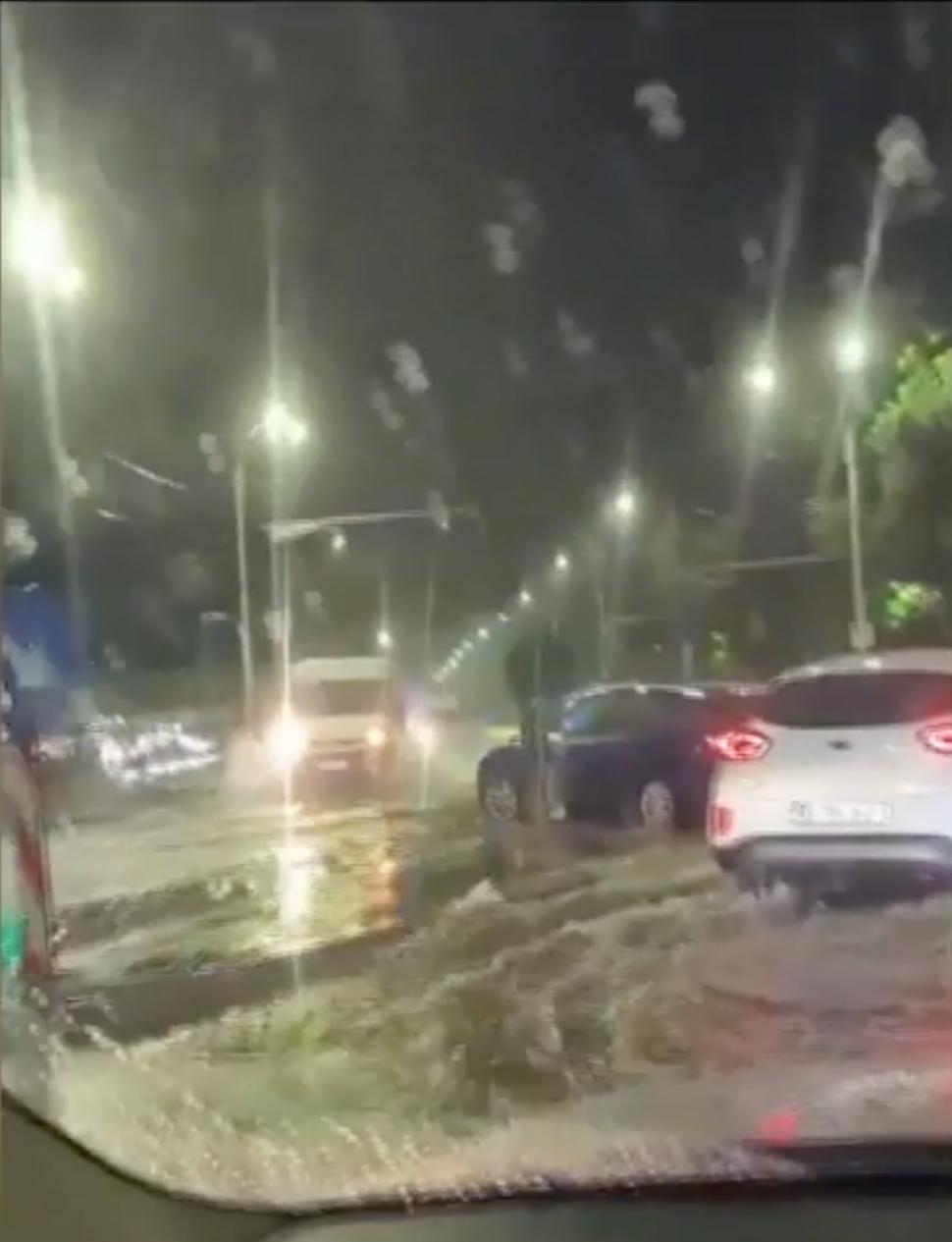 Prăpăd în Capitală, după urgia de noaptea trecută. Copaci rupți, acoperișuri smulse, iar străzile s-au transformat în râuri 907503