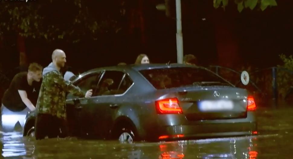 Prăpăd în Capitală, după urgia de noaptea trecută. Copaci rupți, acoperișuri smulse, iar străzile s-au transformat în râuri 907505