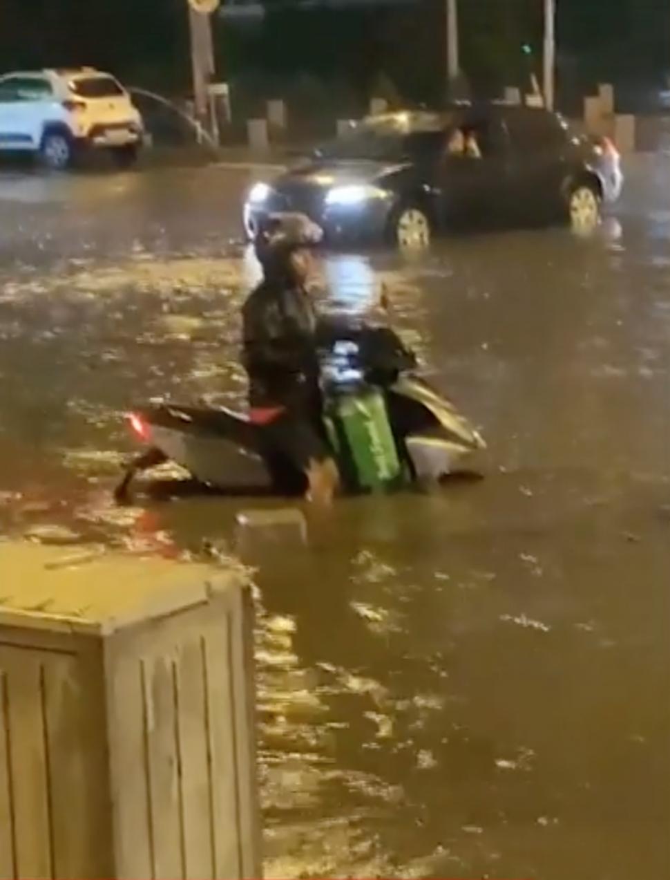 Prăpăd în Capitală, după urgia de noaptea trecută. Copaci rupți, acoperișuri smulse, iar străzile s-au transformat în râuri 907506