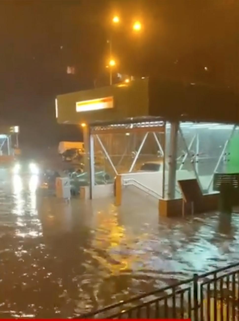 Prăpăd în Capitală, după urgia de noaptea trecută. Copaci rupți, acoperișuri smulse, iar străzile s-au transformat în râuri 907507