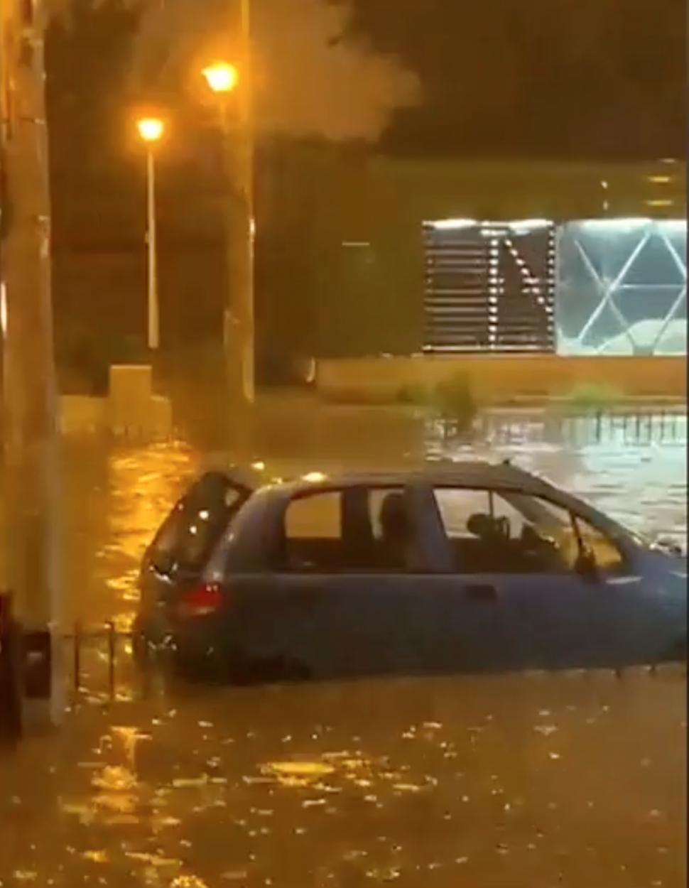 Prăpăd în Capitală, după urgia de noaptea trecută. Copaci rupți, acoperișuri smulse, iar străzile s-au transformat în râuri 907509