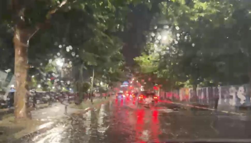 Prăpăd în Capitală, după urgia de noaptea trecută. Copaci rupți, acoperișuri smulse, iar străzile s-au transformat în râuri 907517