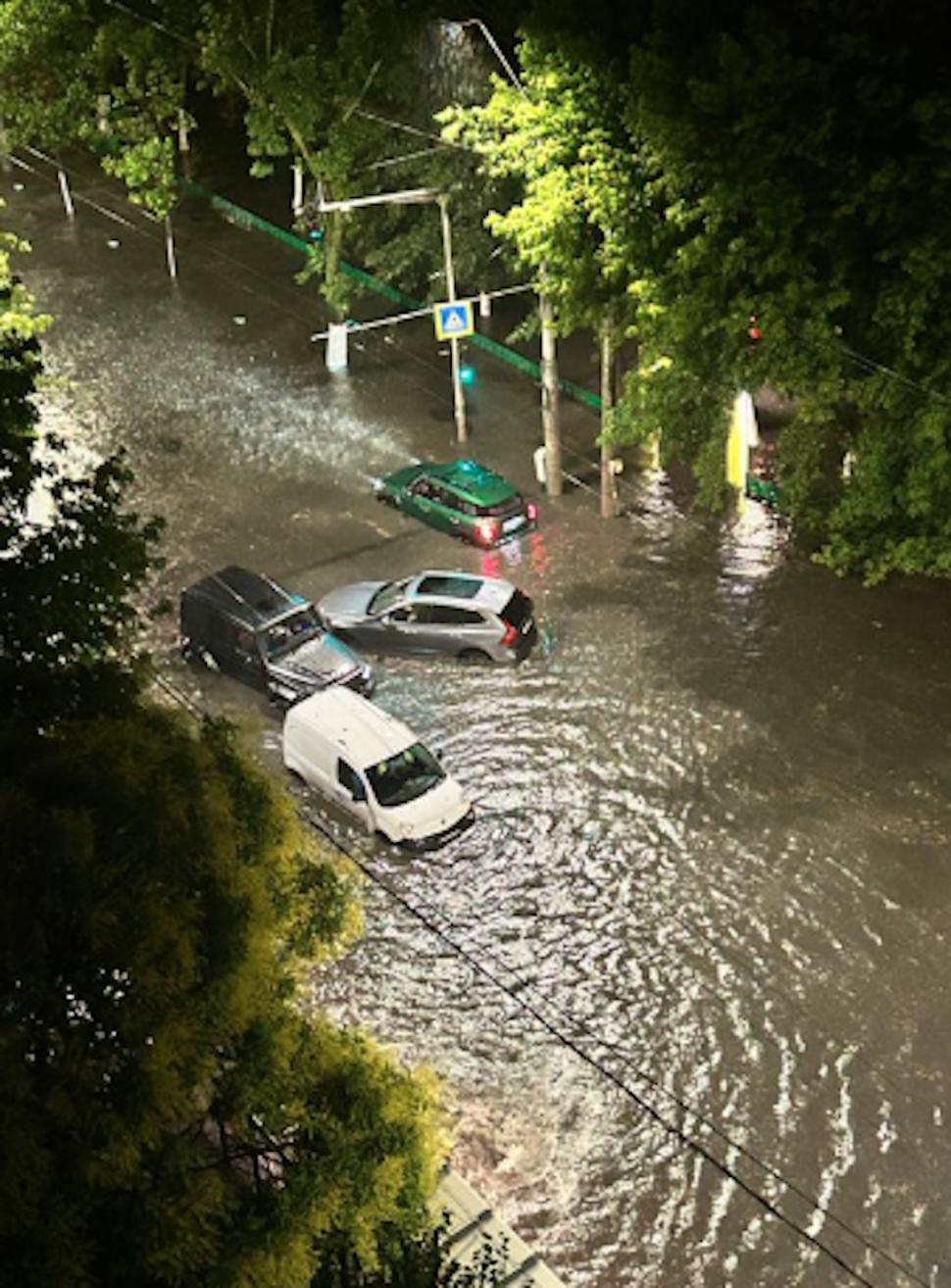 Prăpăd în Capitală, după urgia de noaptea trecută. Copaci rupți, acoperișuri smulse, iar străzile s-au transformat în râuri 907518