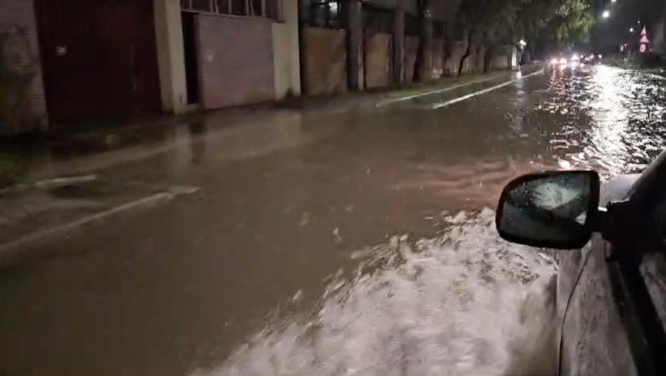Prăpăd în Capitală, după urgia de noaptea trecută. Copaci rupți, acoperișuri smulse, iar străzile s-au transformat în râuri 907519