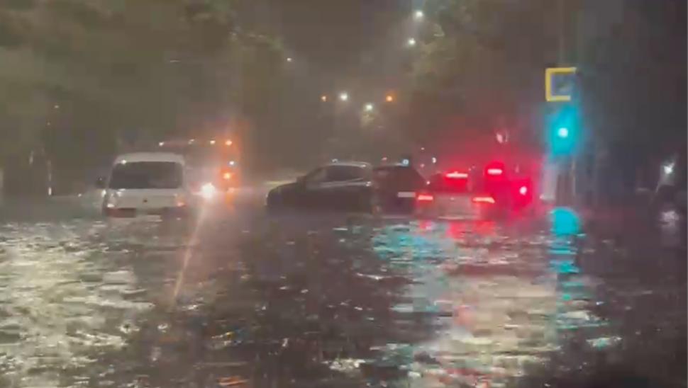 Prăpăd în Capitală, după urgia de noaptea trecută. Copaci rupți, acoperișuri smulse, iar străzile s-au transformat în râuri 907520