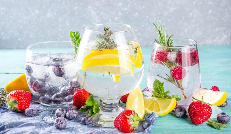 Băuturile care ne hidratează cel mai bine vara, pe caniculă. Medic: „Apa e bună, dar o eliminăm imediat" 907173