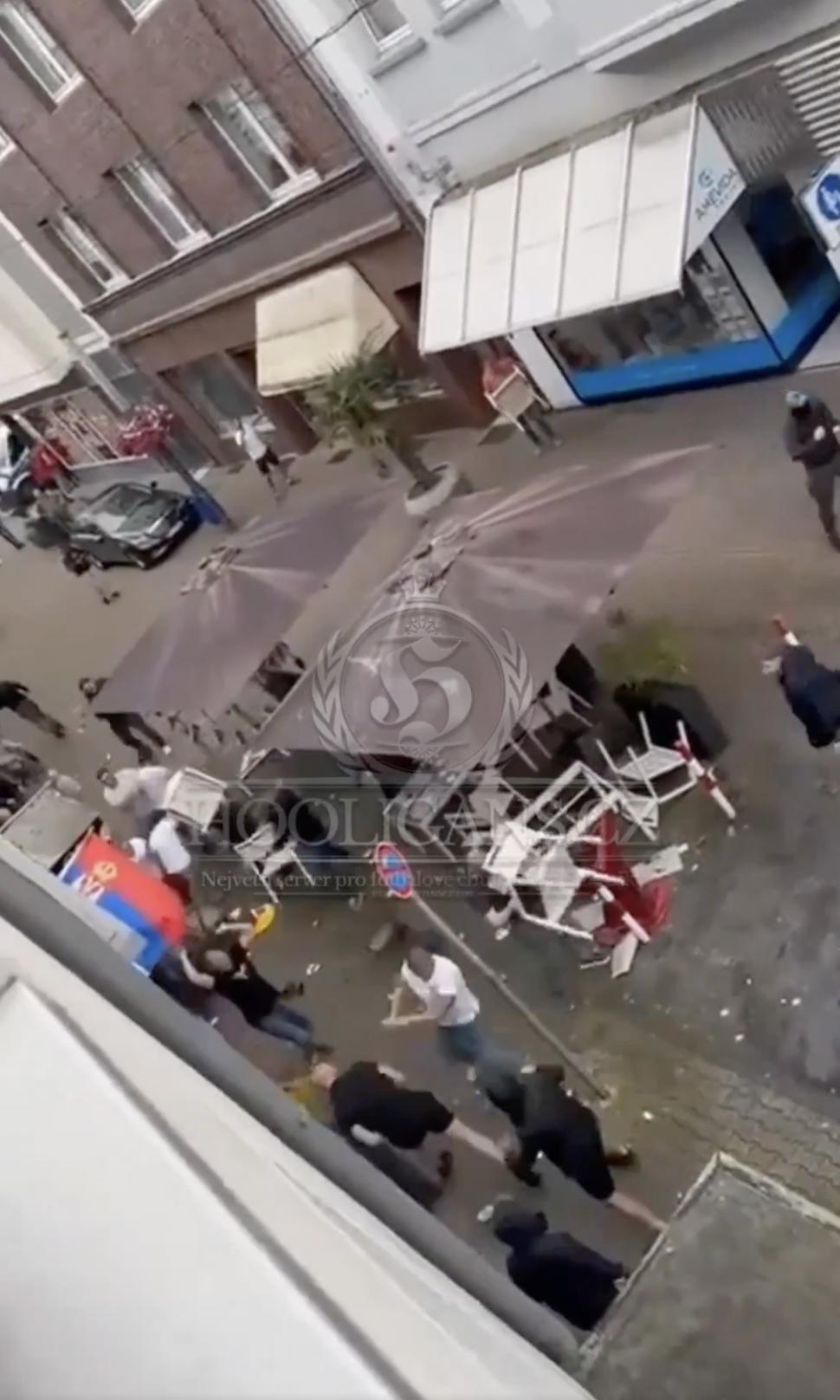 „A început să plouă cu scaune și sticle”. Suporterii englezi și sârbi s-au bătut înaintea meciului Anglia-Serbia de la EURO 2024 907821